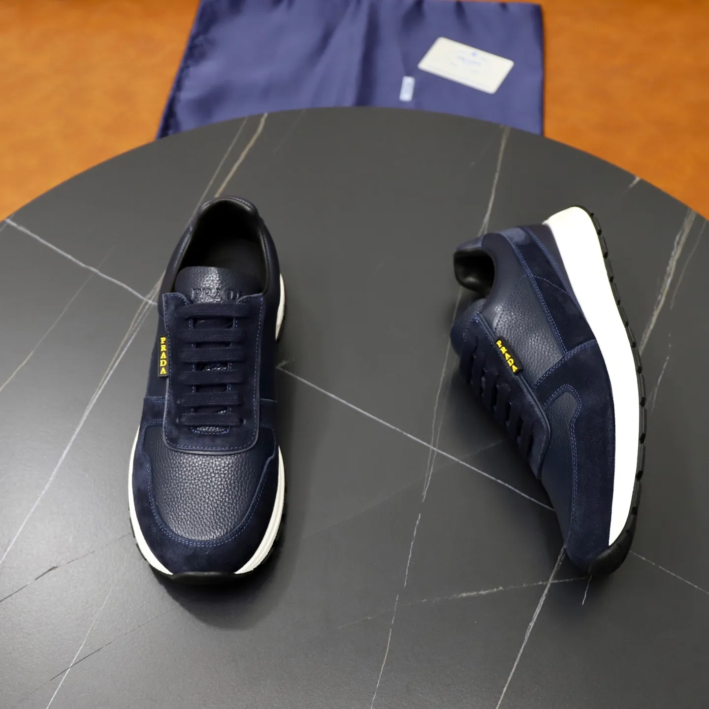 Factory price: 740💰Top original order Brand: PRADA (Prada) Standard code: Men's size 38/44 (45 can be customized) Grade: Same as the official website Material: Original cowhide stitching imported cowhide lining Original combination two-color wear-resistant soft outsole Style category: Leisure and sports version Young fashion European and American trend British style Color: Real picture color